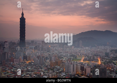 Morgengrauen und Taipei 101 Gebäude, Taipei, Taiwan, Republik China Stockfoto