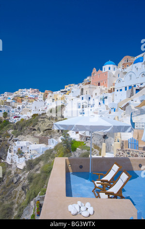 Terrasse in Oia, Santorini, Kykladen, griechische Inseln, Griechenland, Europa Stockfoto