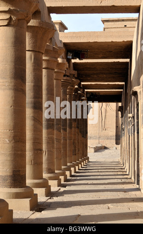 Ost-Kolonnade am Tempel der Isis in Philae Insel, Nasser-See in der Nähe von Assuan, Ägypten Stockfoto