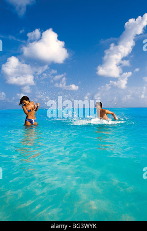 Paar Spritzer in das Meer, Malediven, Indischer Ozean, Asien Stockfoto