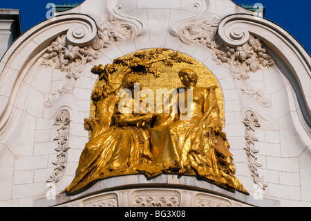 Goldenes Relief, Palais am Schwarzenbergplatz, Wien, Österreich | Palais am Schwarzenbergplatz, Wien, Österreich Stockfoto