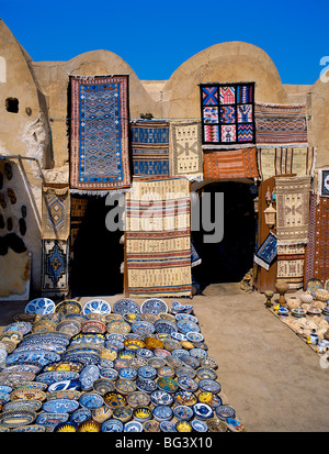 Traditionelle Keramik und Teppich-Shop, Tunesien, Nordafrika, Afrika Stockfoto