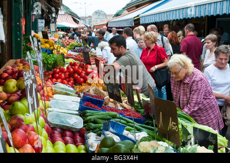 Obst-Und Gemüsemarkt am Naschmarkt, Wien, Österreich | Obstmarkt am Naschmarkt, Wien, Österreich Stockfoto