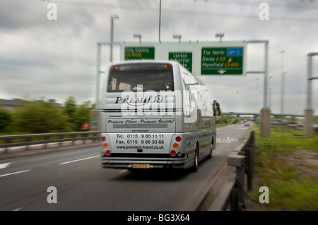 Rückansicht des Trainers Unterquerung dual Carridgeway Überkopf Richtung angemeldet einschließlich Autobahn Stockfoto