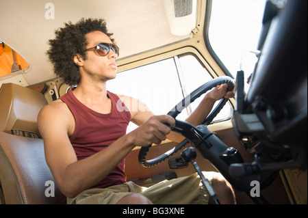 Junger Mann im Wohnmobil Stockfoto