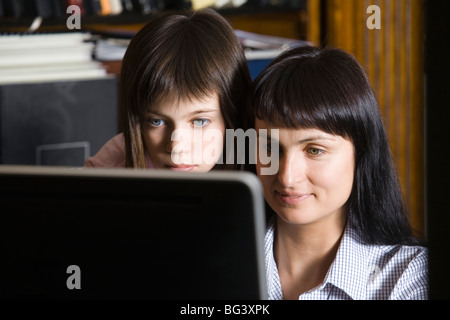 Mutter und Tochter Computerbildschirm betrachten Stockfoto
