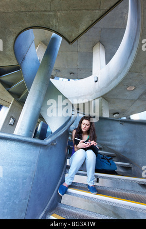 Studenten lesen auf Treppe Stockfoto