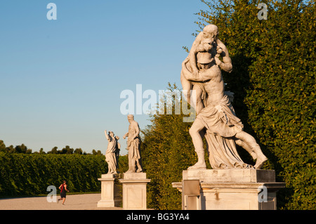 Statue, Gartenanlage Schloss Schönbrunn, Wien, Österreich | Statue, Schlossgarten, Schloss Schönbrunn, Wien, Österreich Stockfoto