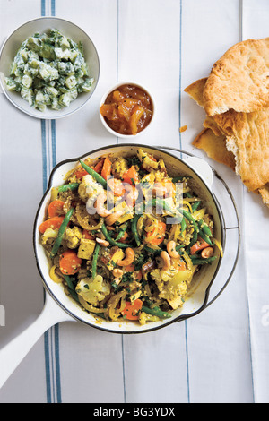 Quinoa Gemüse curry mit Gurkensalat Stockfoto