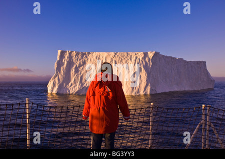 Passagiere, die Anzeigen von Eisberg in den Polarregionen Gerlache Strait, Antarktis, Stockfoto