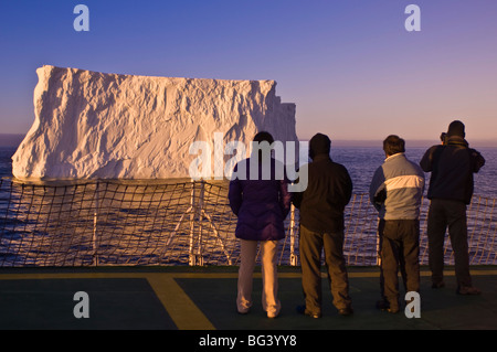 Passagiere, die Anzeigen von Eisberg in den Polarregionen Gerlache Strait, Antarktis, Stockfoto