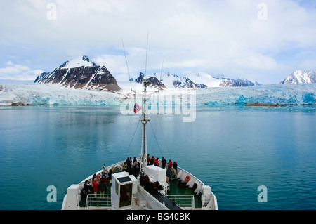 Passagiere anzeigen im Store Jonsfjord, Spitzbergen, Norwegen, Arktis, Skandinavien, Europa Gletscher Stockfoto