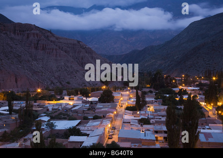 Argentinien, Provinz Jujuy, Quebrada de Humamuaca Canyon, Purmamarca, Blick auf die Stadt von den Berg der sieben Farben, Abend Stockfoto