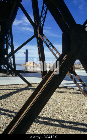 Der Kabelsalat Ingles´, eine Metallbrücke, Mineralien aus dem Anfang des XIX. Jahrhunderts - Almería zu entladen. Andalucia. Spanien. Stockfoto