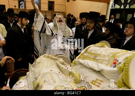 Israel, Bnei-Brak. Die Synagoge der Premishlan Congregation, Simchat Thora Stockfoto