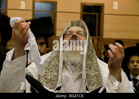 Israel, Bnei-Brak. Die Synagoge der Premishlan Congregation, Simchat Torah (auf den achten Tag des Laubhüttenfestvideo), der Rebbe Stockfoto