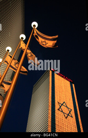 Israel, Tel Aviv, eine beleuchtete israelische Flagge am Azrieli Center am Unabhängigkeitstag Stockfoto