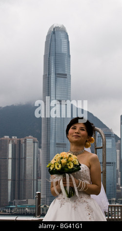 Eine Braut posiert für ein Foto-Shooting vor der Skyline von Hongkong Island. Stockfoto