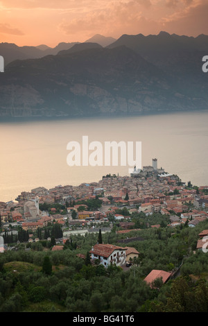 Italien, Veneto, Seenplatte, Lago di Garda, Malcesine, Luftbild Stadt Blick vom Monte Baldo, Sonnenuntergang Stockfoto