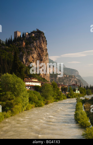 Italien, Trentino-Alto Adige, Lake District, Gardasee, Arco, Berggipfel Castello di Arco Burg, Blick vom Fluss Sarca Stockfoto