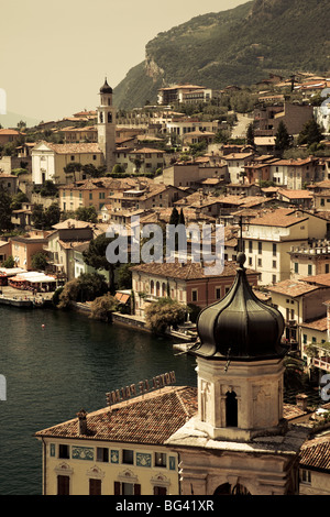 Italien, Lombardei, Lake District, Gardasee, Limone Sul Garda, Blick auf die Stadt San Benedetto-Kirche Stockfoto