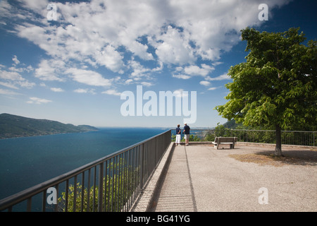 Italien, Lombardei, Lake District, Gardasee, Tignale-Bereich, Oldesio, Balkon mit Panoramablick auf den Gardasee Stockfoto