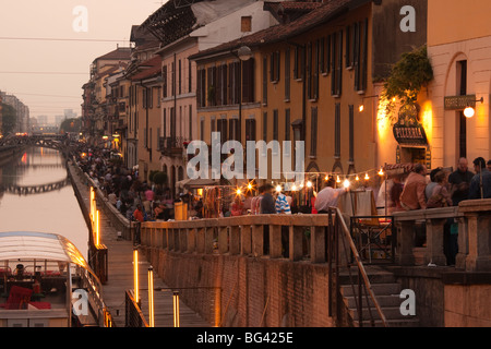 Italien, Lombardei, Mailand, Naviglio Grande, Kanal-Bereich, Cafés und Restaurants, Dämmerung, NR Stockfoto