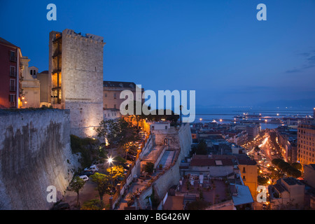 Italien, Sardinien, Cagliari, Il Castello Altstadt, Torre Dell' Elefante Turm, am Abend Stockfoto