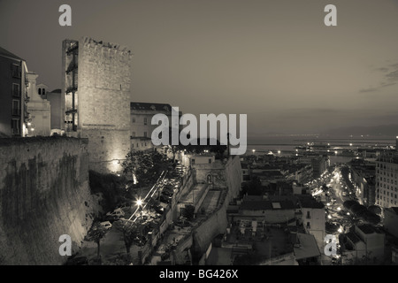 Italien, Sardinien, Cagliari, Il Castello Altstadt, Torre Dell' Elefante Turm, am Abend Stockfoto