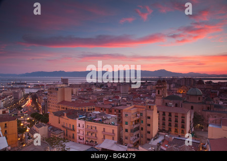 Italien, Sardinien, Cagliari, Stampace Viertel und Kirche Chiesa de Sant'Anna, Dämmerung Stockfoto