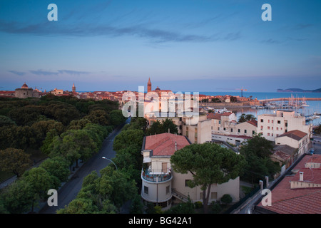 Italien, Sardinien, westlichen Sardinien, Alghero, Blick auf die Antenne Stadt aus dem Osten, morgen Stockfoto