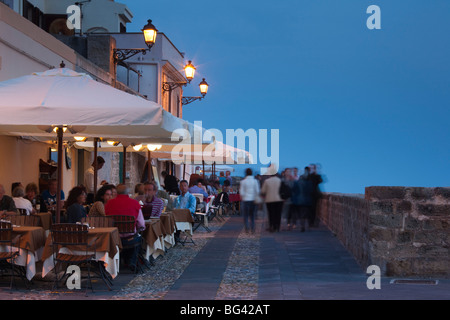 Italien, Sardinien, westlichen Sardinien, Alghero, Café Massen auf Bastioni San Marco, NR Stockfoto