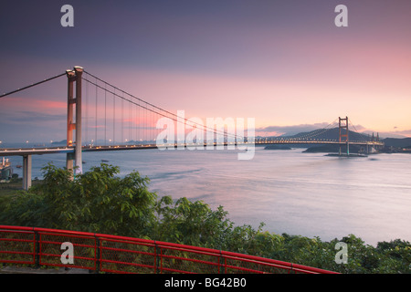 Tsing Ma Bridge in der Dämmerung, Tsing Yi, Hong Kong, China, Asien Stockfoto