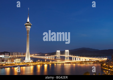 Macau Tower und Sai Van Brücke bei Dämmerung, Macau, China, Asien Stockfoto