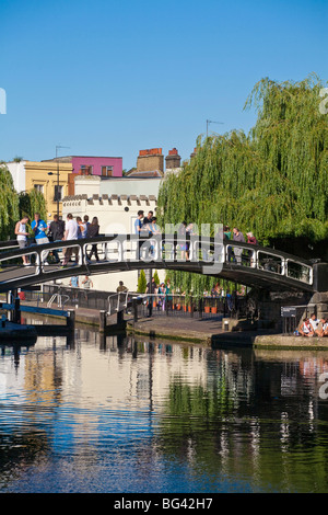 England, London, Camden Lock, Leute sitzen in der Sonne durch Kanal außerhalb der Ice Wharf Stockfoto