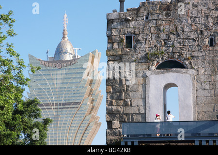 Ruinen der Chiesa di San Paolo mit Grand Lisboa Casino im Hintergrund, Macau, China, Asien Stockfoto