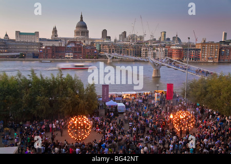 England, London, Thames Festival, Firegarden vor Tate Modern mit Blick auf St. Pauls Kathedrale & Millennium Bridge Stockfoto