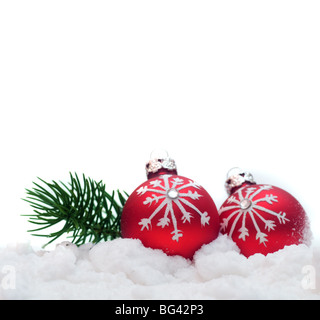 Weihnachten Hintergrund, rote Weihnachtskugeln und Niederlassung im Schnee Stockfoto