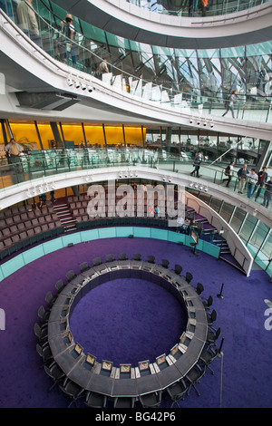 Endland, London, Wendeltreppe, Rathaus, entworfen von Sir Norman Foster Stockfoto