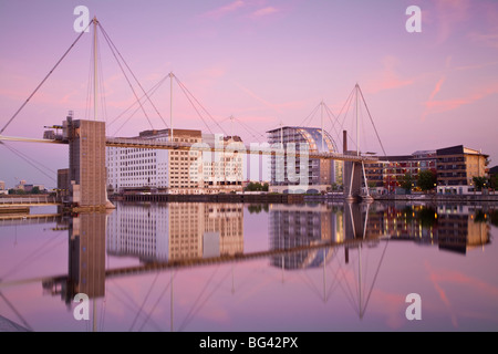 England, London, Royal Victoria Docks, mit Blick auf den Royal Victoria Dock Brücke und Spillers Mills Stockfoto