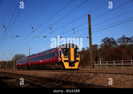 East Midlands trainieren operativen Unternehmen 158799 Diesel Einheit Ostküste Hauptleitung Bahnhof Peterborough Cambridgeshire Stockfoto