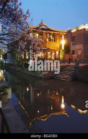 Teehaus in der Abenddämmerung entlang Kanal, Suzhou, Jiangsu, China, Asien Stockfoto
