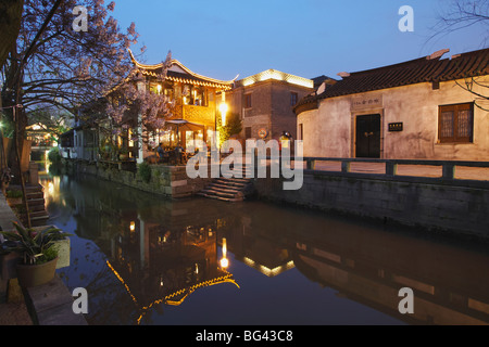 Teehaus in der Abenddämmerung entlang Kanal, Suzhou, Jiangsu, China, Asien Stockfoto