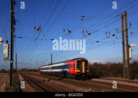 East Midlands trainieren operativen Unternehmen 158856 Diesel Einheit Ostküste Hauptleitung Bahnhof Peterborough Cambridgeshire Stockfoto