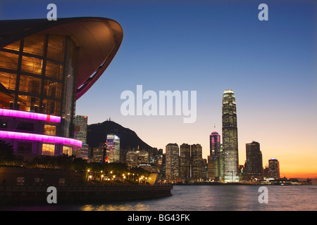 Hong Kong Convention and Exhibition Centre mit IFC und Wolkenkratzern im Hintergrund, Wan Chai, Hong Kong Island, Hongkong, China Stockfoto