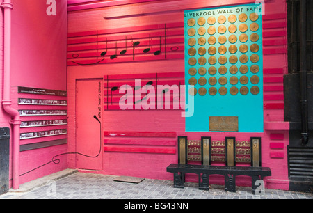 Der Liverpool-Wall of Fame auf Mathew Street, Liverpool, Merseyside, England Stockfoto