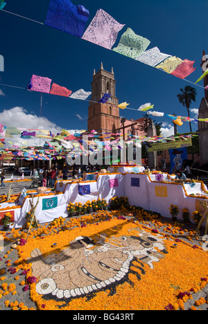 Dekorationen, Tag der Toten, die Iglesia de San Rafael im Hintergrund, Plaza Principal, San Miguel de Allende, Guanajuato, Mexiko Stockfoto