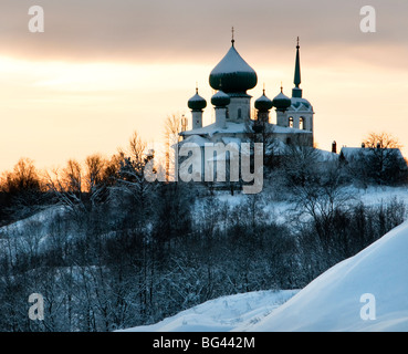 Kirche des Heiligen Johannes des Täufers in der Abenddämmerung, Staraya Ladoga, Gebiet Leningrad, Russland Stockfoto