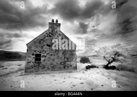 Infrarot-Bild eines verfallenen Bauernhauses in der Nähe von Arivruach, Isle of Lewis, Hebriden, Schottland Stockfoto