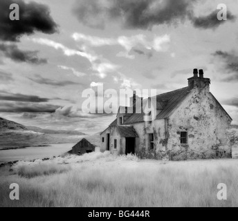 Infrarot-Bild eines verfallenen Bauernhauses in der Nähe von Arivruach, Isle of Lewis, Hebriden, Schottland Stockfoto